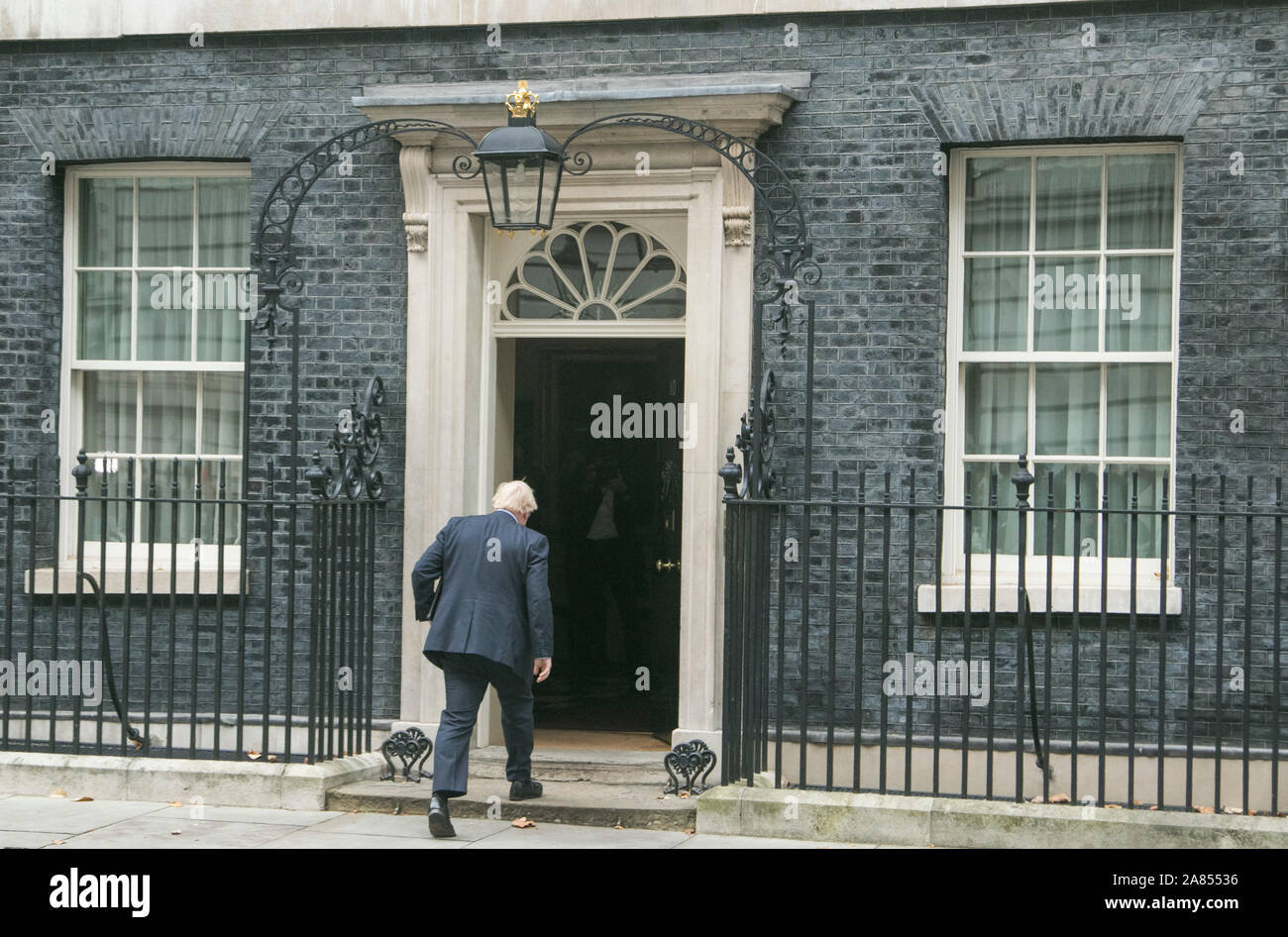 Westminster London, Regno Unito. 6 Novembre 2019.Il Primo Ministro Boris Johnson cammina indietro a 10 Downing Street dopo aver affrontato la media di annunciare il lancio di inverno campagna elettorale . amer ghazzal /Alamy live News Foto Stock