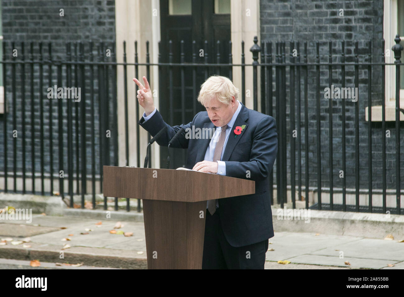 Westminster London, Regno Unito. 6 novembre 2019. Il primo ministro Boris Johnson fa una dichiarazione ai media al di fuori 10 di Downing Street per il lancio ufficiale della campagna elettorale a seguito di un udienza con Sua Maestà la Regina Elisabetta a Buckingham Palace e promettono di offrire Brexit e a porre fine alla paralisi in parlamento . amer ghazzal /Alamy live News Foto Stock