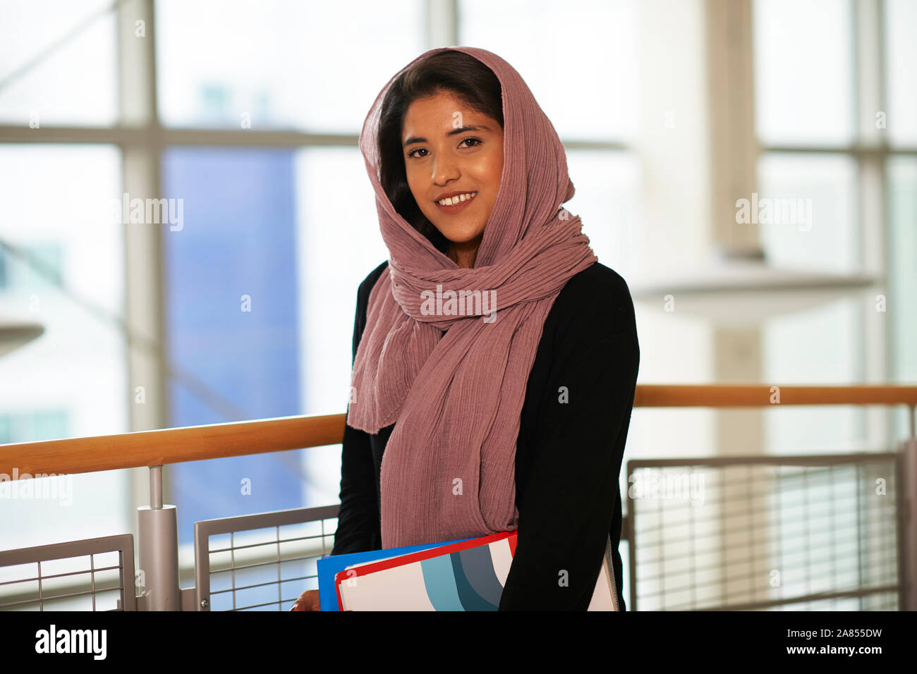 Ritratto fiducioso imprenditrice in hijab Foto Stock