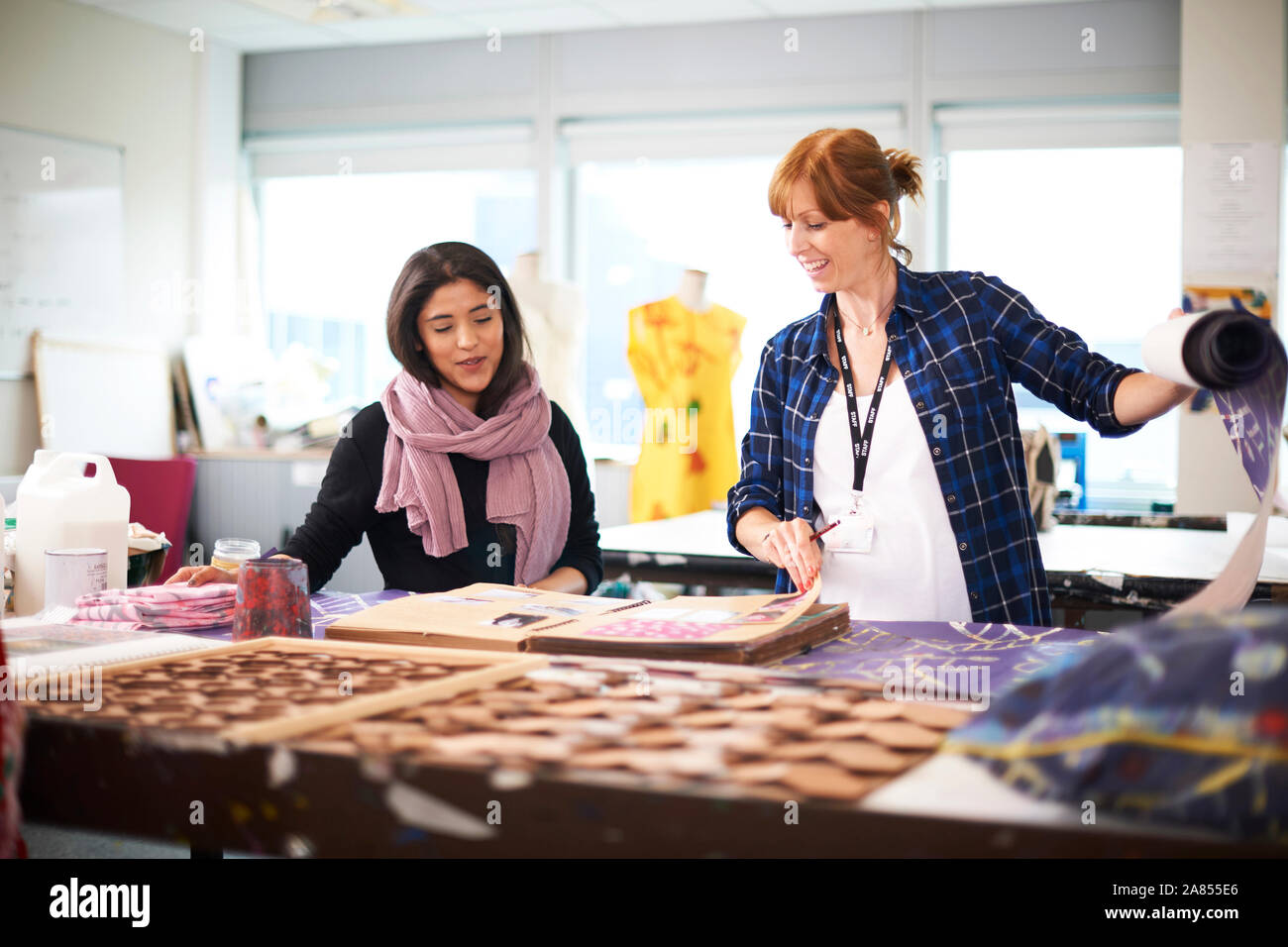 Moda femminile designer che lavorano in studio Foto Stock