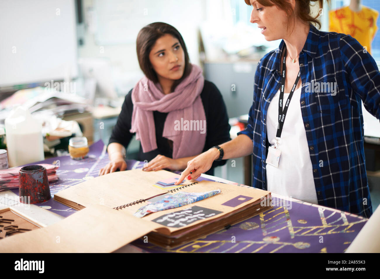 Femmina gli studenti di arte in arte studio Foto Stock