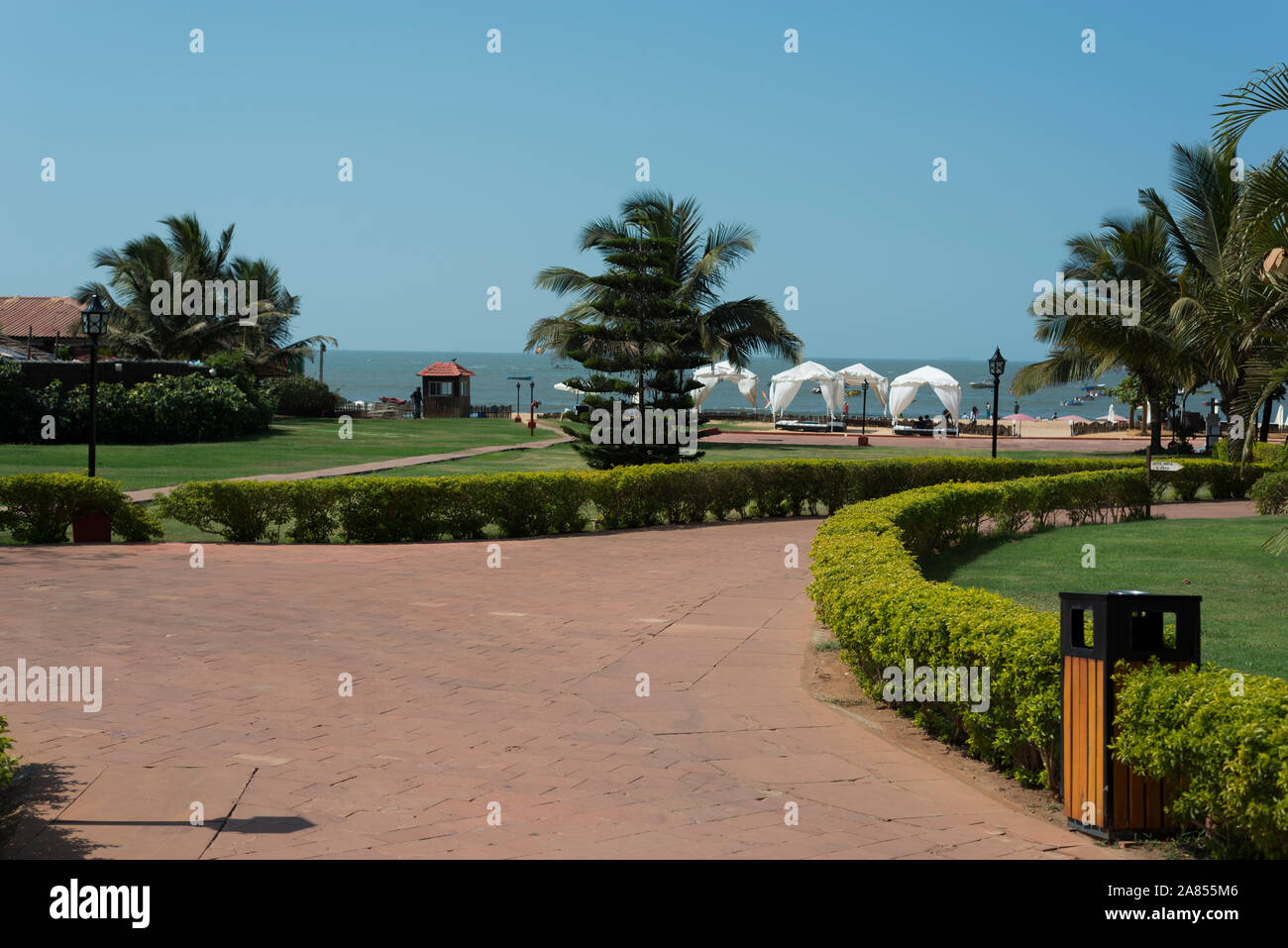 Giardino e vista sul mare da un resort di lusso. La Calypso, Baga Beach, Goa, India Foto Stock