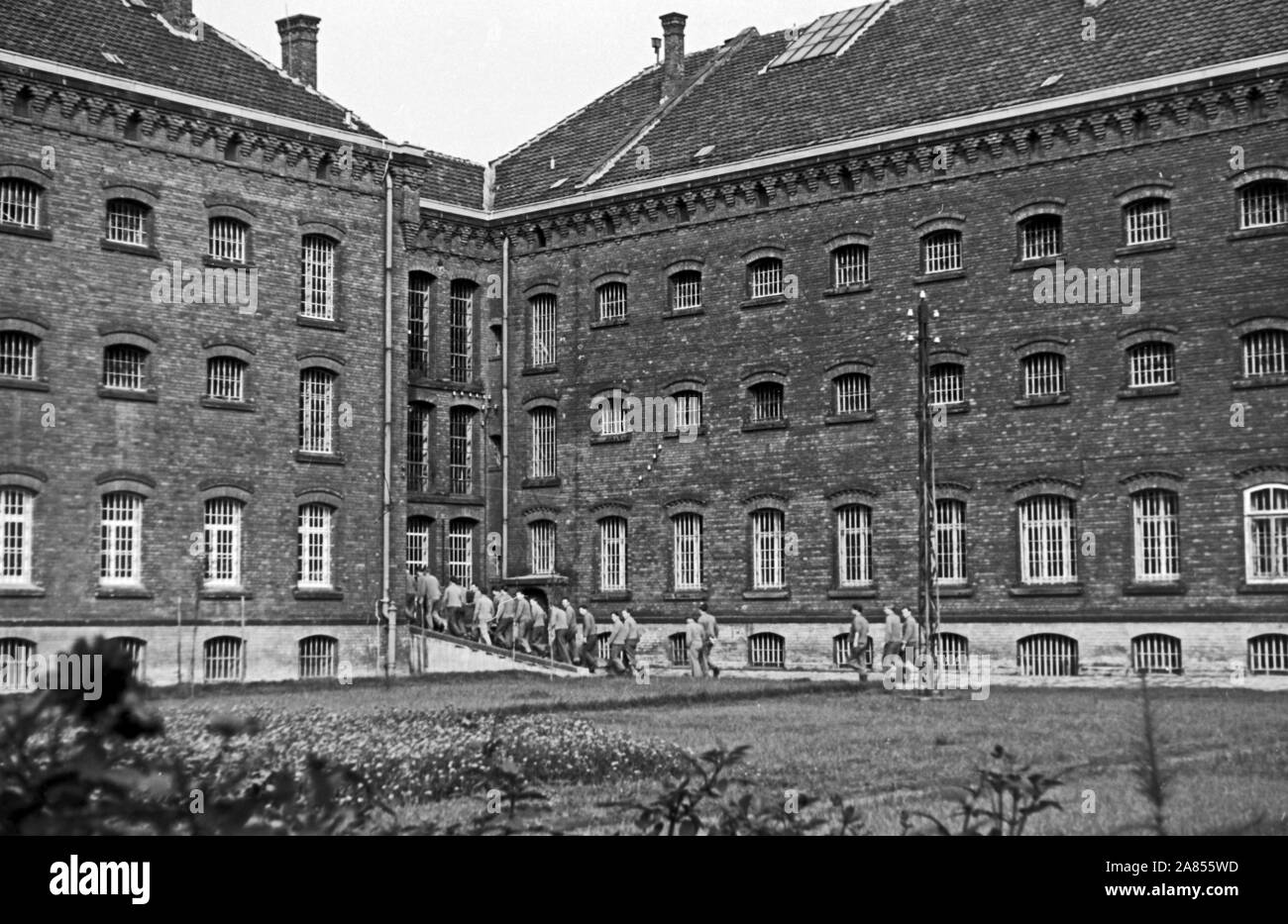Ein Foto des Gefängnisgebäudes mit den Fenstern der Zellen, Justizvollzugsanstalt Herford Deutschland 1950. Una foto della prigione con le finestre delle celle, correttivi facility Herford Germania 1950. Foto Stock