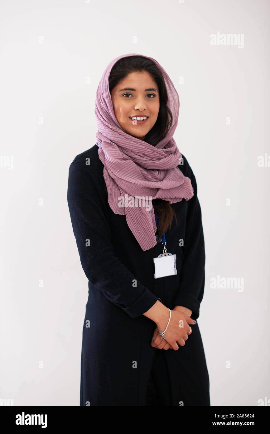 Ritratto fiducioso giovane donna indossa hijab Foto Stock