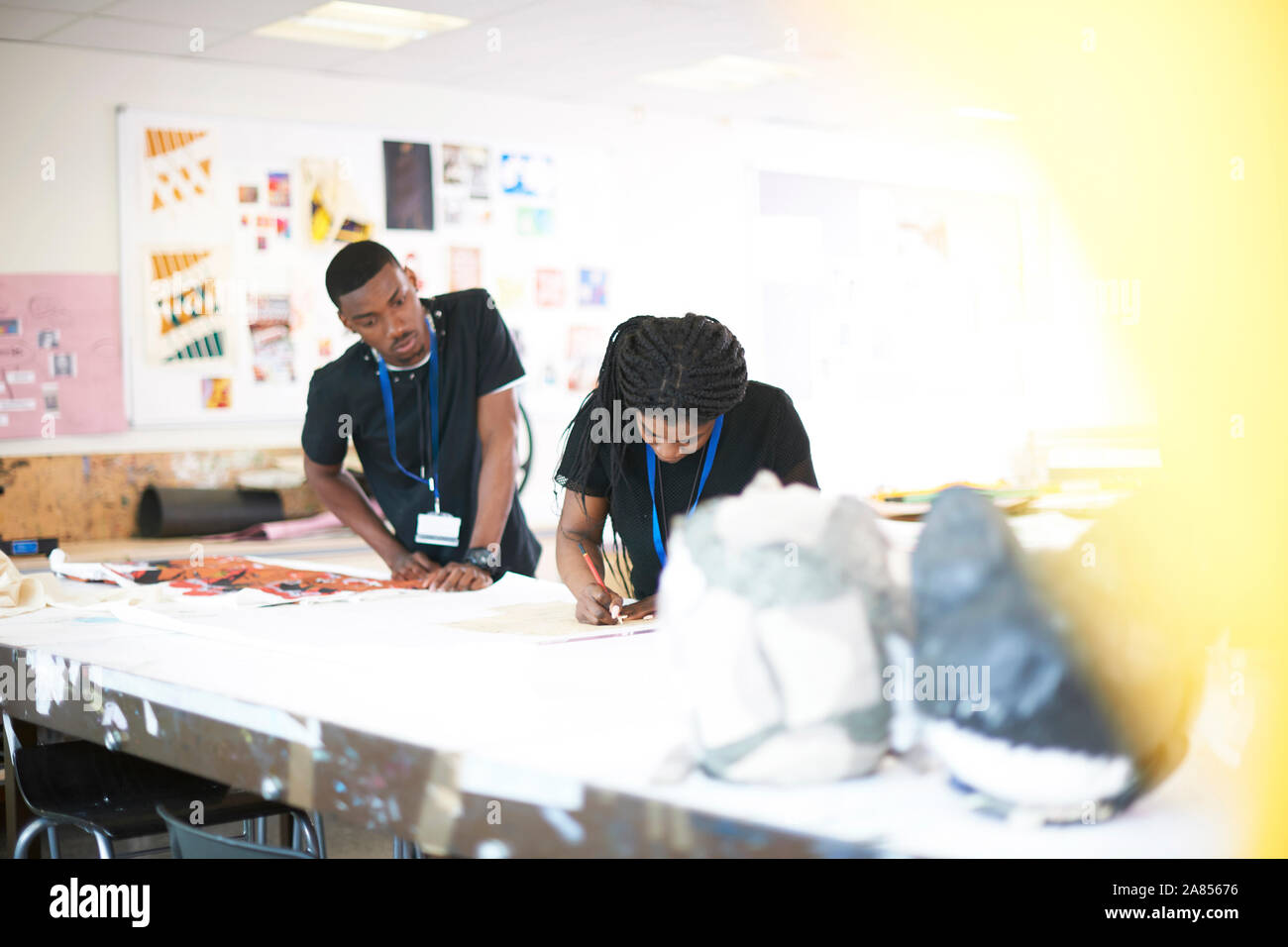 Gli studenti di arte che lavorano in art studio Foto Stock