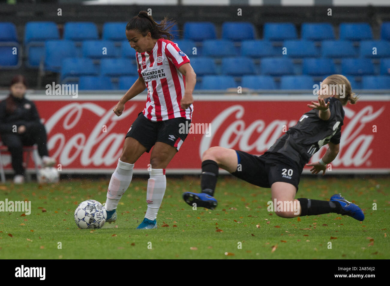 3 novembre 2019 Eindhoven, Paesi Bassi Calcio Donne olandesi Eredivisie PSV v Alkmaar Calcio Eredivisie Vrouwen stagione 2019-2020 L-R Naomi Pattiwael di PSV Vrouwen - Niekie Pellens di VV Alkmaar Vrouwen Foto Stock