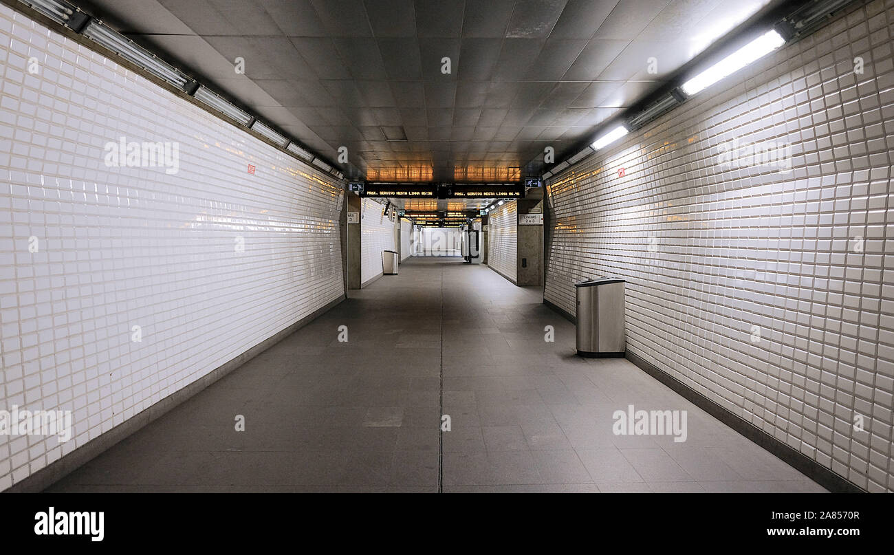 Corridoio di una stazione ferroviaria, da aree sotterranee di condurre le persone alla loro partenza o arrivo binari del treno Foto Stock