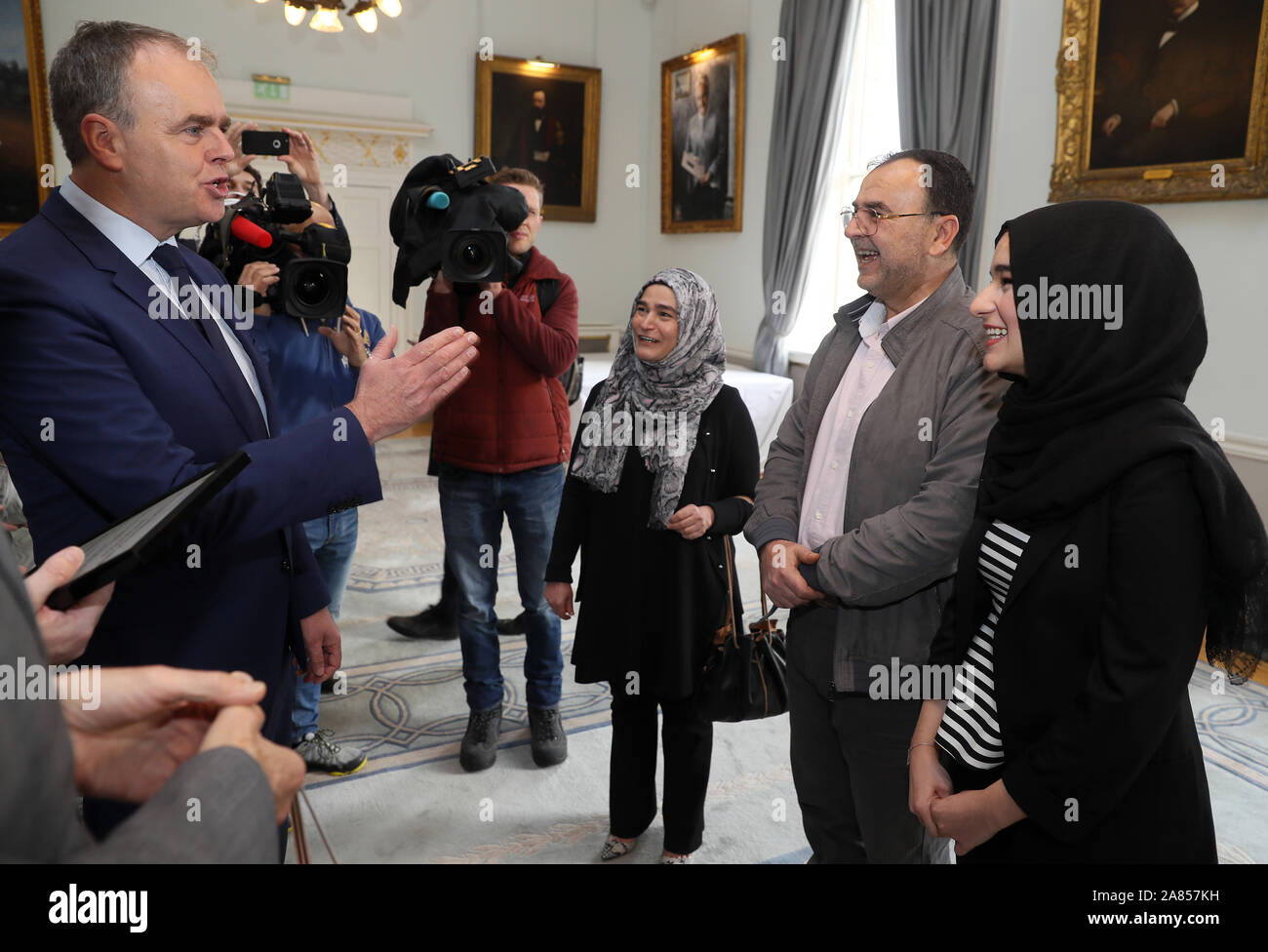 Il Ministro per l'istruzione Joe McHugh (sinistra) parlare con RCSI studente di medicina Suaad Alshleh (a destra), la madre ci Jouma Sam e padre Issam Alshleh presso il Royal College of Surgeons Irlanda a Dublino. Suaad è stata presentata con il inaugral Professor William C Campbell borsa di studio che riconosce il lavoro del Donegal il vincitore del Premio Nobel. Foto Stock