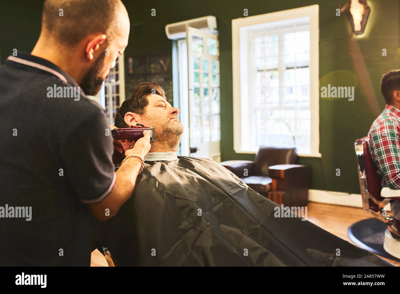 L'uomo riceve una rasatura in Barberia Foto Stock