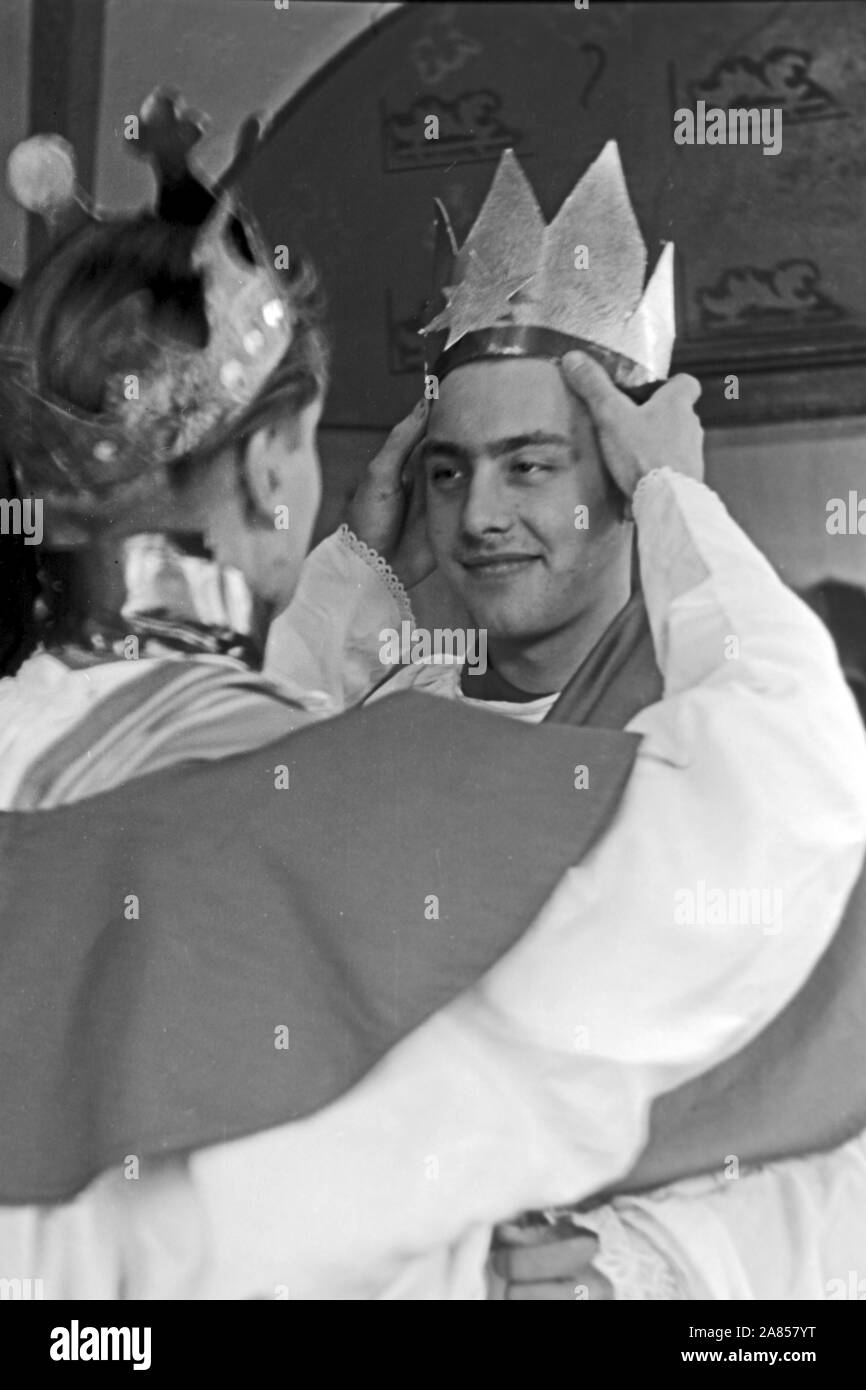 Ein Gefangener als König gekleidet, Justizvollzugsanstalt Herford Deutschland 1950. Un prigioniero vestito come un re, correttivi facility Herford Germania 1950. Foto Stock