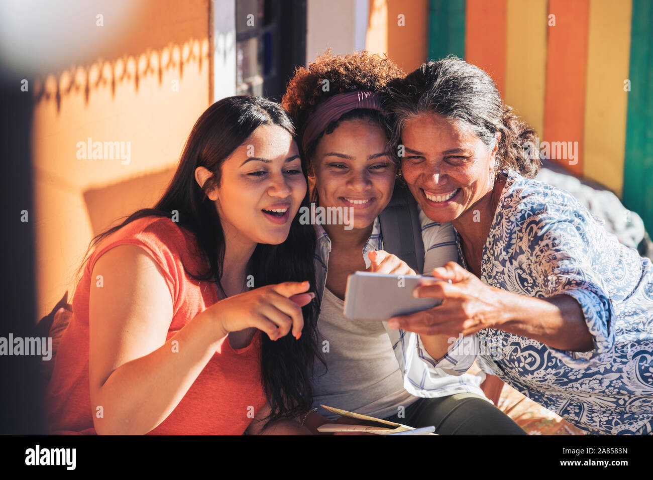 Felice la madre e le figlie tenendo selfie con smart phone Foto Stock