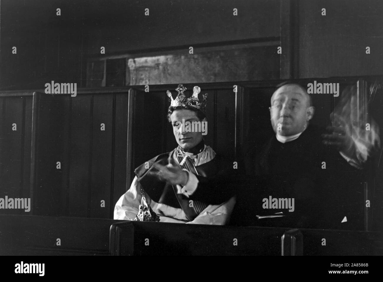 Einer der Drei Könige mit dem Pfarrer zusammen bei der sonda, Justizvollzugsanstalt Herford Deutschland 1950. Uno dei tre re santo con il sacerdote mentre si stanno facendo le prove , impianto di correzzione Herford Germania 1950. Foto Stock