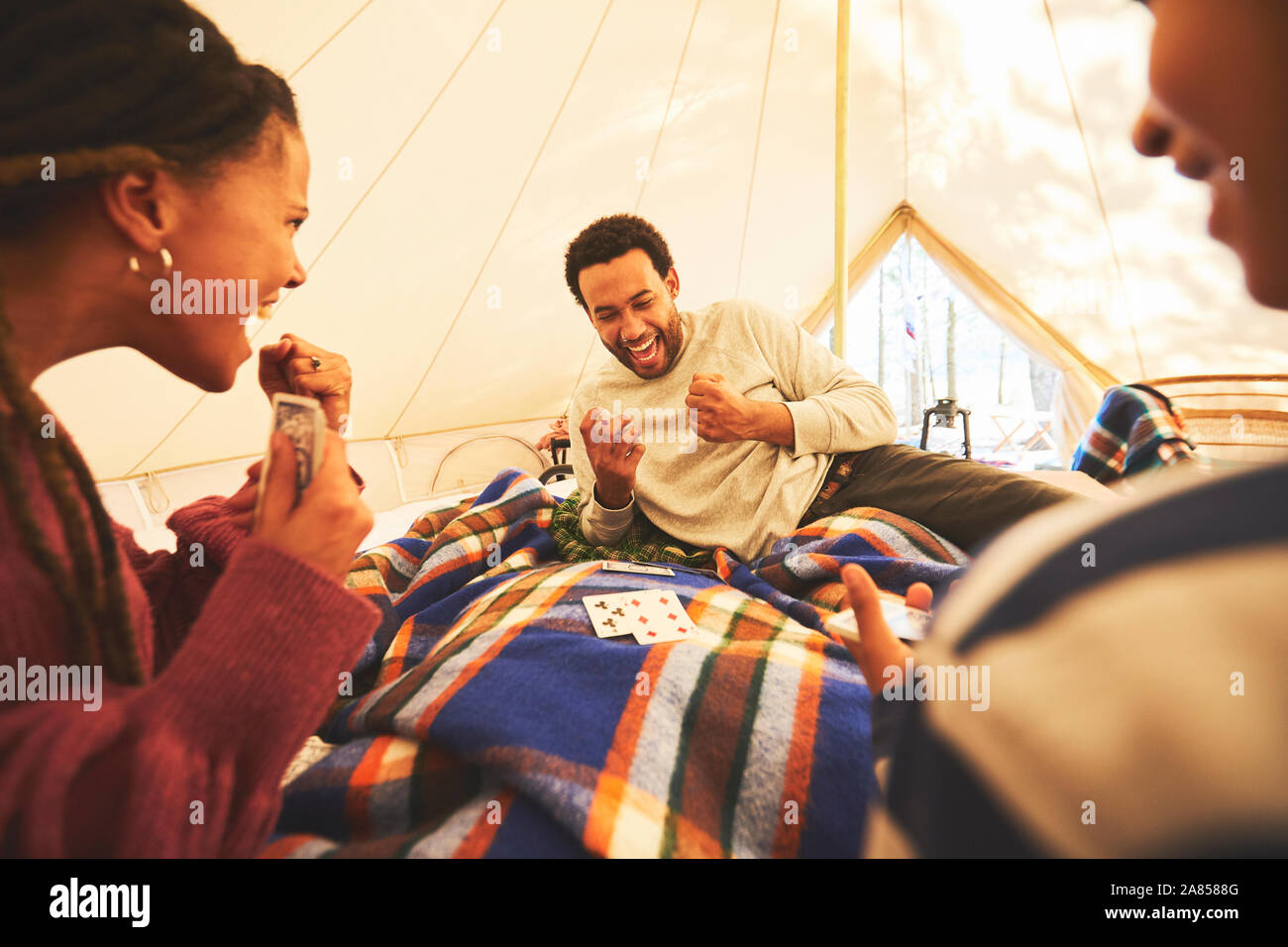 Famiglia giocando a carte all'interno del camping yurt Foto Stock