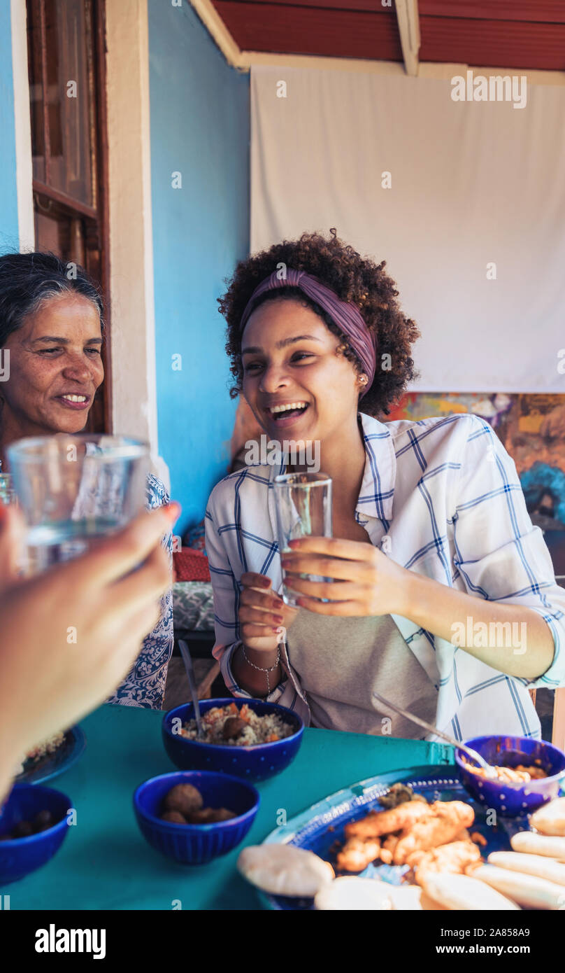 Felice madre e figlia di mangiare il pranzo presso il ristorante la tabella Foto Stock