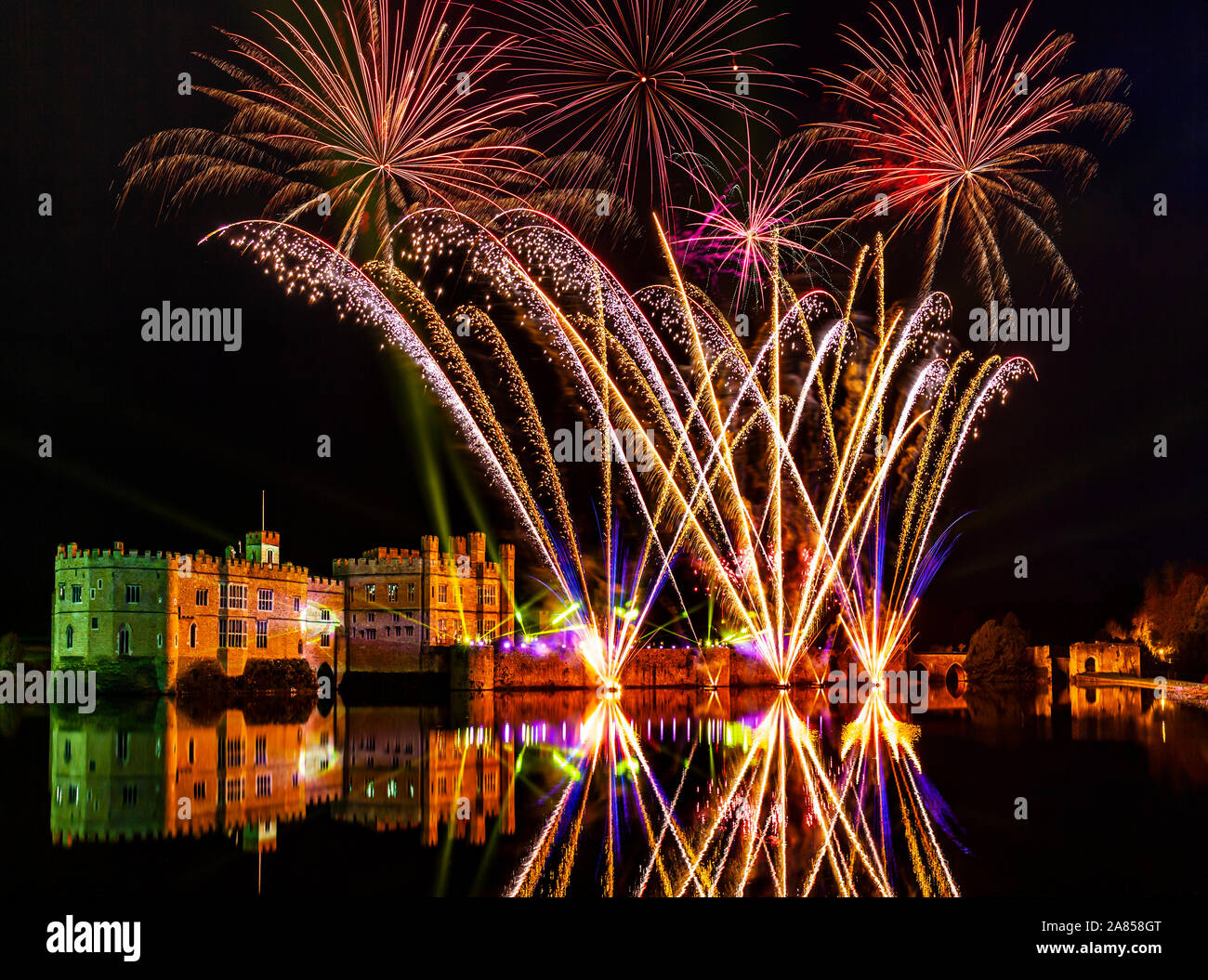 Castello di Leeds, Kent, Inghilterra, Regno Unito. La più grande esposizione di fuochi d'artificio nel sud-est dell'Inghilterra. Foto Stock