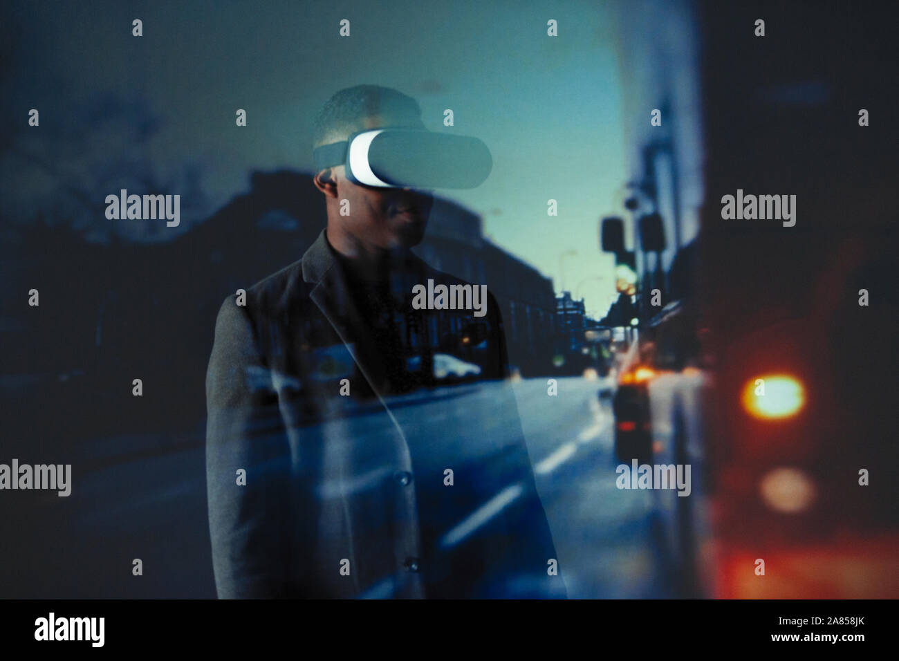 La doppia esposizione imprenditore con la realtà virtuale simulator bicchieri contro la strada di città Foto Stock
