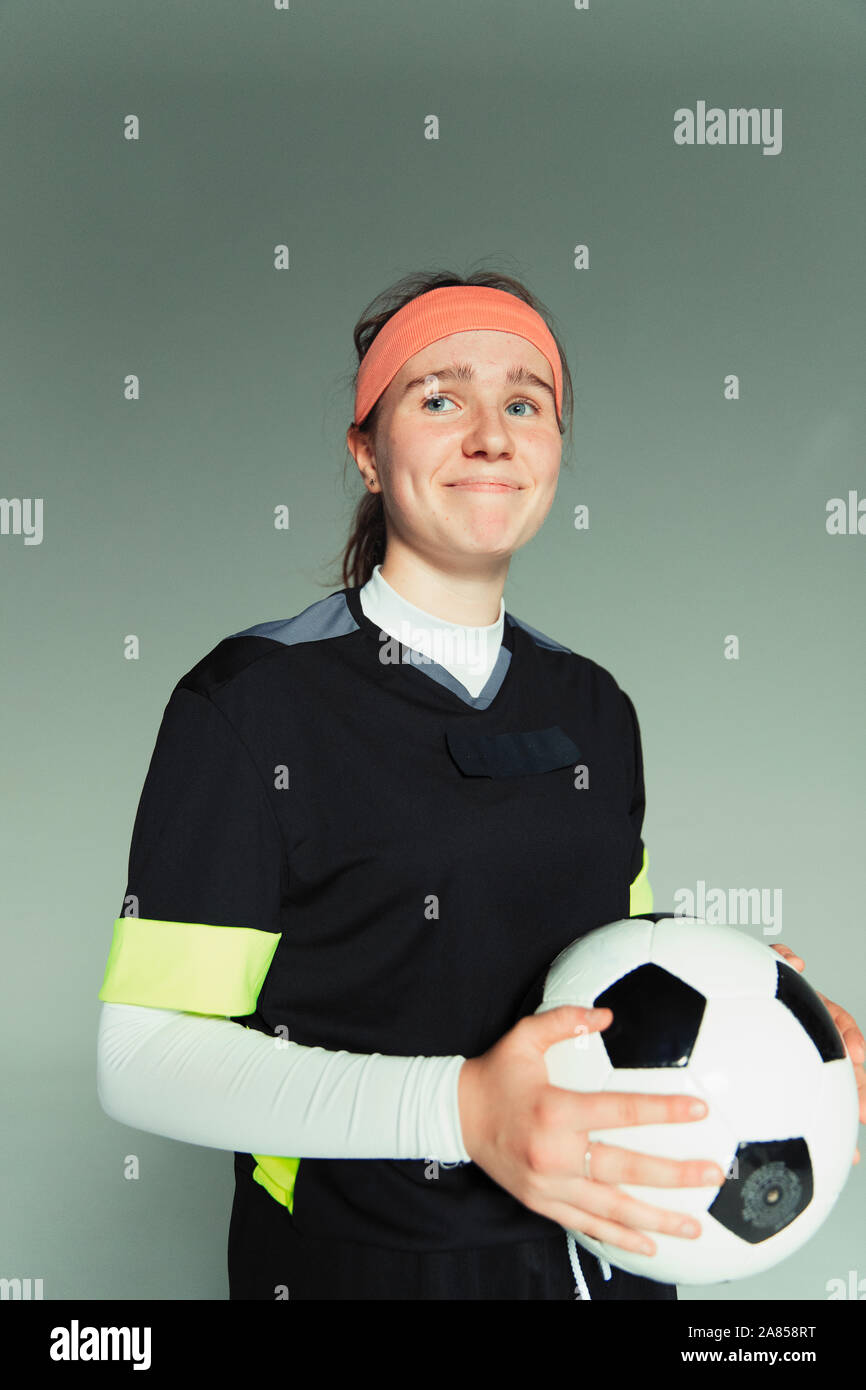 Ritratto sorridente, fiducioso ragazza adolescente soccer giocatore in possesso palla Foto Stock