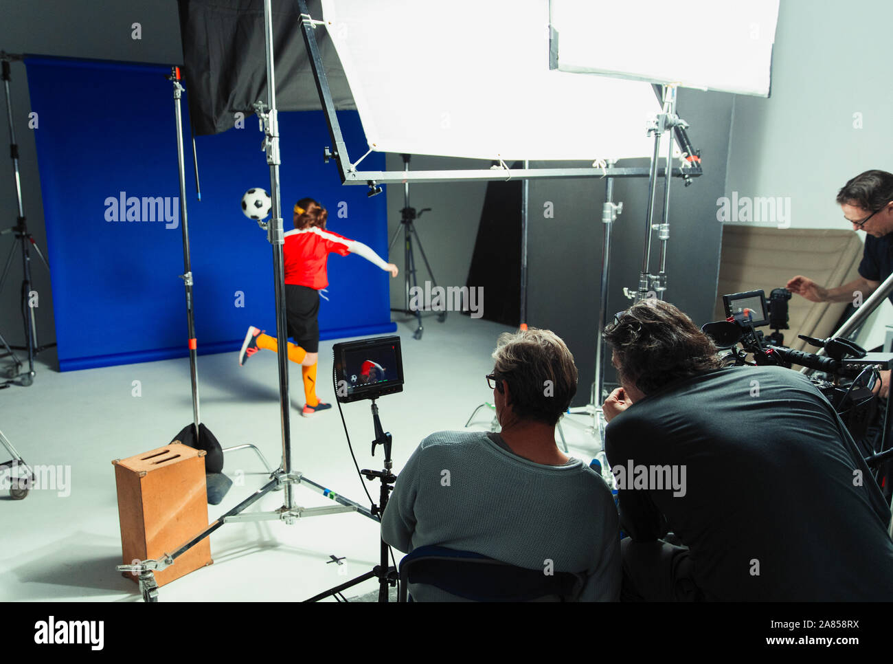 Fotografi e ragazza adolescente giocatore di calcio in studio photo shoot Foto Stock