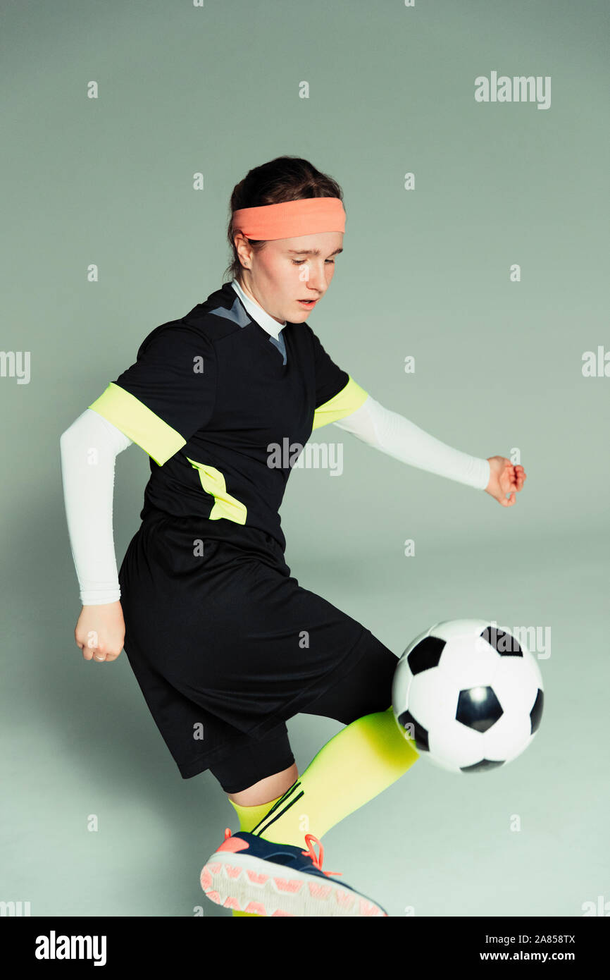 Ragazza adolescente il Calciatore con la palla calcio Foto Stock