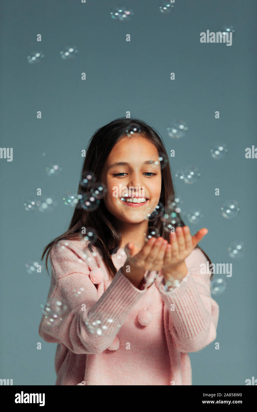 Giocoso ragazza con bolle Foto Stock