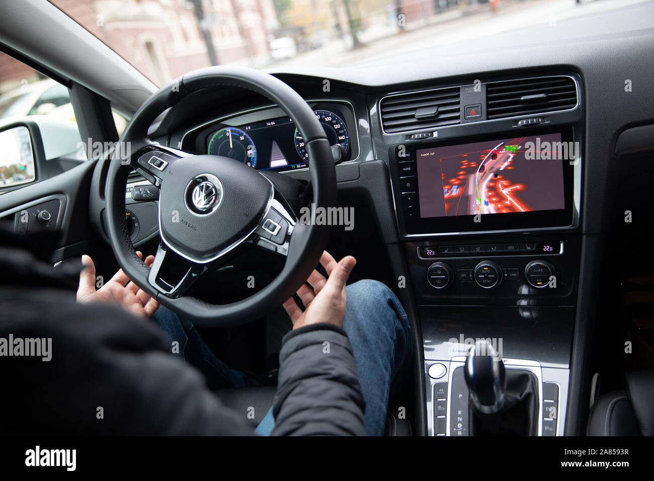 Amburgo, Germania. 6 Nov, 2019. Un driver di sicurezza si accompagna con un test drive con un autonomamente la guida di Golf elettrico. A partire dal mese di aprile 2019, il costruttore di auto VW è stata automatizzata di test la guida nel traffico stradale di Amburgo. Nella fase di test, cinque le macchine elettriche da golf, dotati di scanner laser, telecamere, sensori ad ultrasuoni e radar, sarà sul loro modo al fine di ottenere da senza intervento del conducente rimanenti. Credito: Christian Charisius/dpa/Alamy Live News Foto Stock