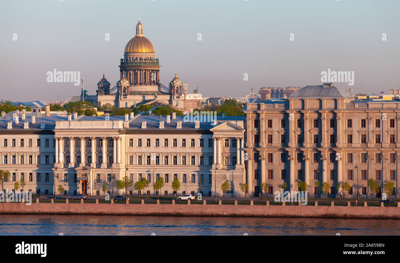 Neva river coast vista con Isaakievskiy nella cattedrale di San Pietroburgo, Russia. Cupola dorata di San Isacco Cattedrale come un insieme architettonico io dominante Foto Stock