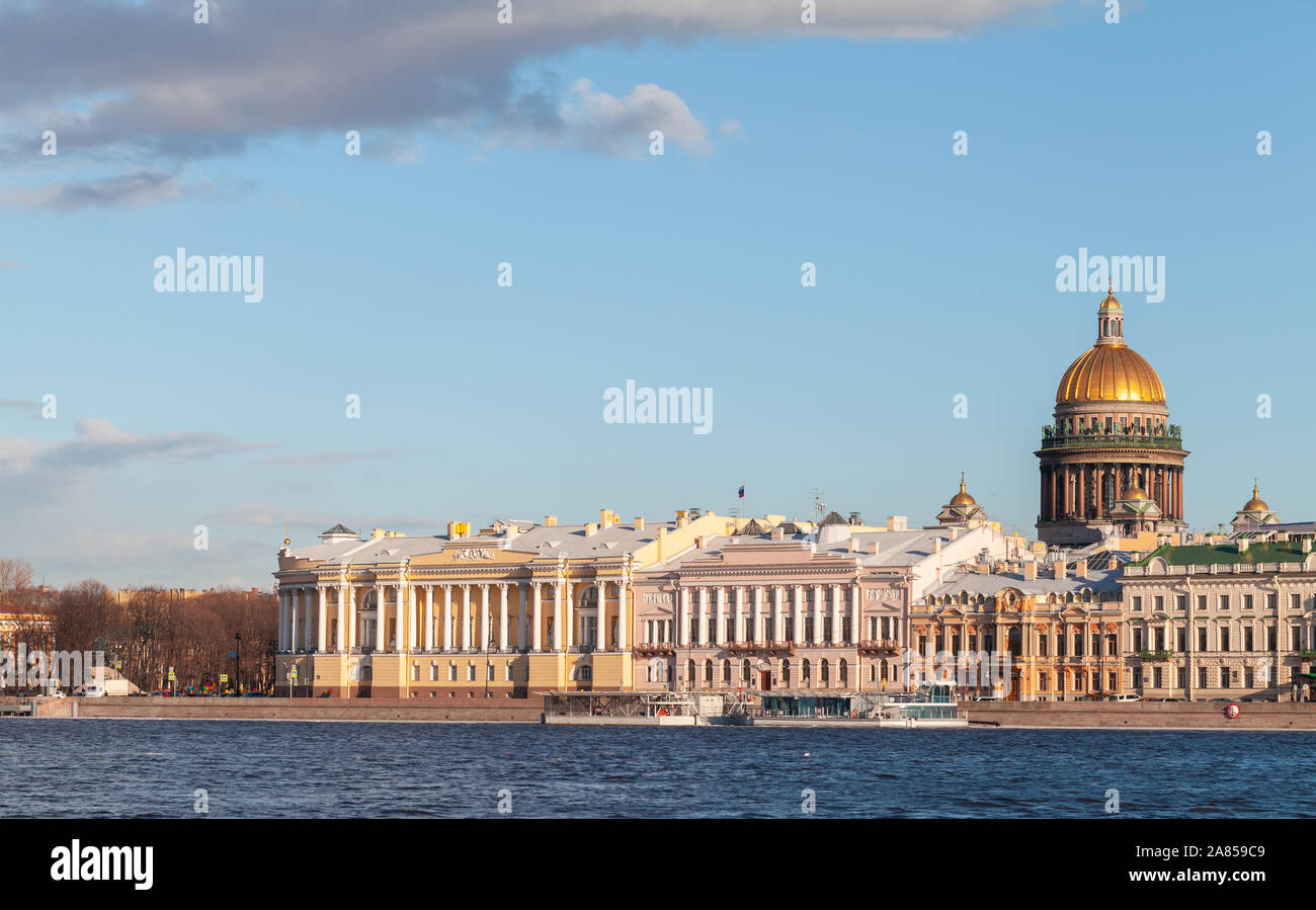 Visualizzazione classica del fiume Neva costa con Isaakievskiy nella cattedrale di San Pietroburgo, Russia. Cupola dorata di San Isacco Cattedrale come un architettura Foto Stock