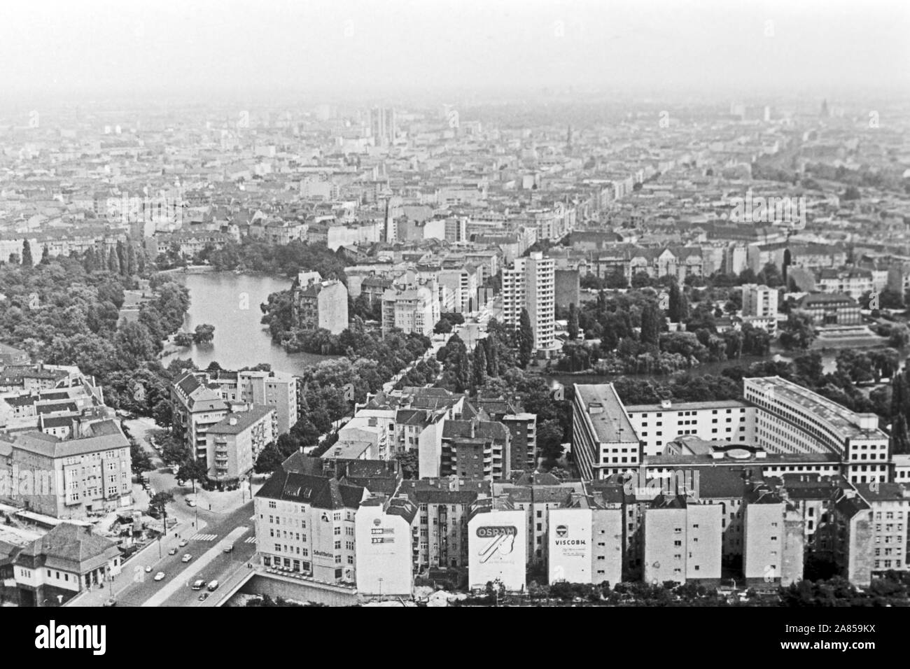 Blick vom Funkturm Berlino auf die Ausläufer der Stadt im Westend, Deutschland 1961. Vista da Berlino della torre radio per le parti di Berlino Westend, Germania 1961. Foto Stock