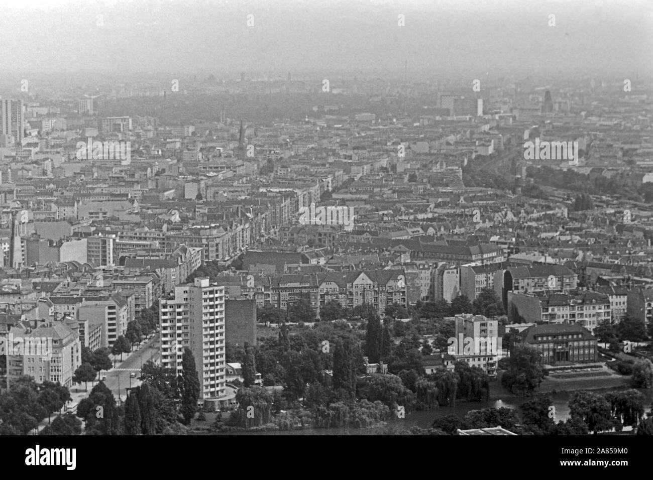 Blick vom Funkturm Berlino auf die Ausläufer der Stadt im Westend, Deutschland 1961. Vista da Berlino della torre radio per le parti di Berlino Westend, Germania 1961. Foto Stock