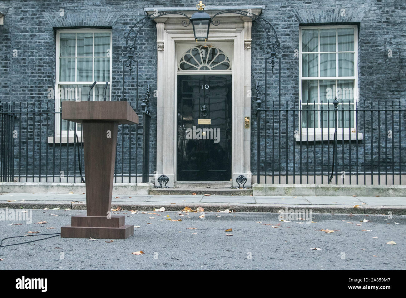 Westminster London, Regno Unito. 6 novembre 2019. L ambone è posizionata nella parte anteriore dello sportello del 10 Downing Street come Primo Ministro Boris Johnson si prepara ad affrontare la media di annunciare il lancio di inverno campagna elettorale . amer ghazzal /Alamy live News Foto Stock