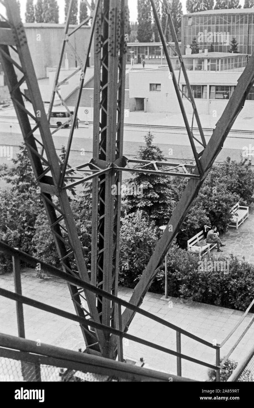 Am Fuße vom Funkturm Berlino, Deutschland 1961. In corrispondenza del suolo di Berlino torre della Radio, Germania 1961. Foto Stock