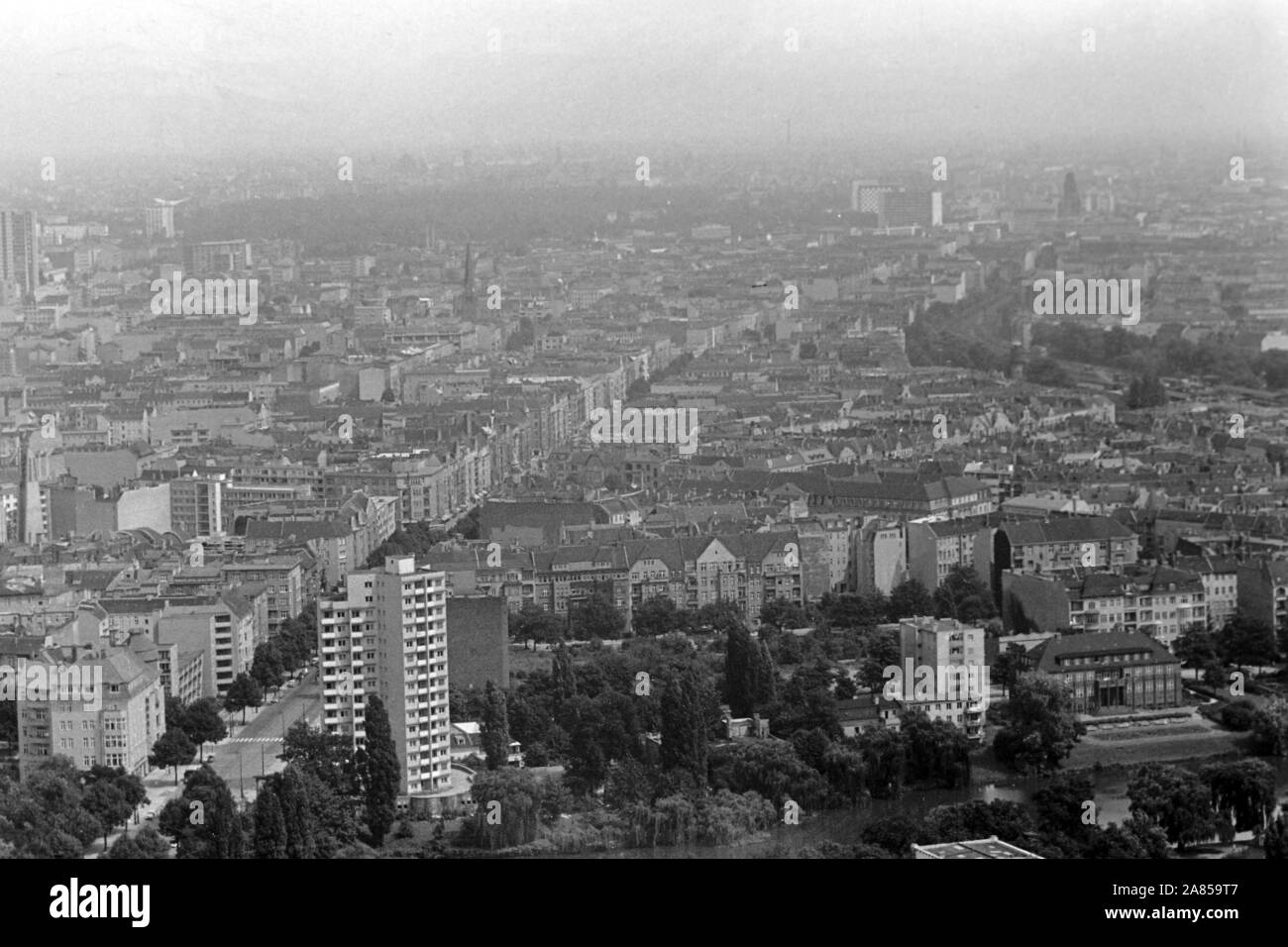 Blick vom Funkturm Berlino auf die Innenstadt, Deutschland 1961. Vista da Berlino torre della radio all'interno della città di Berlino, Germania 1961. Foto Stock