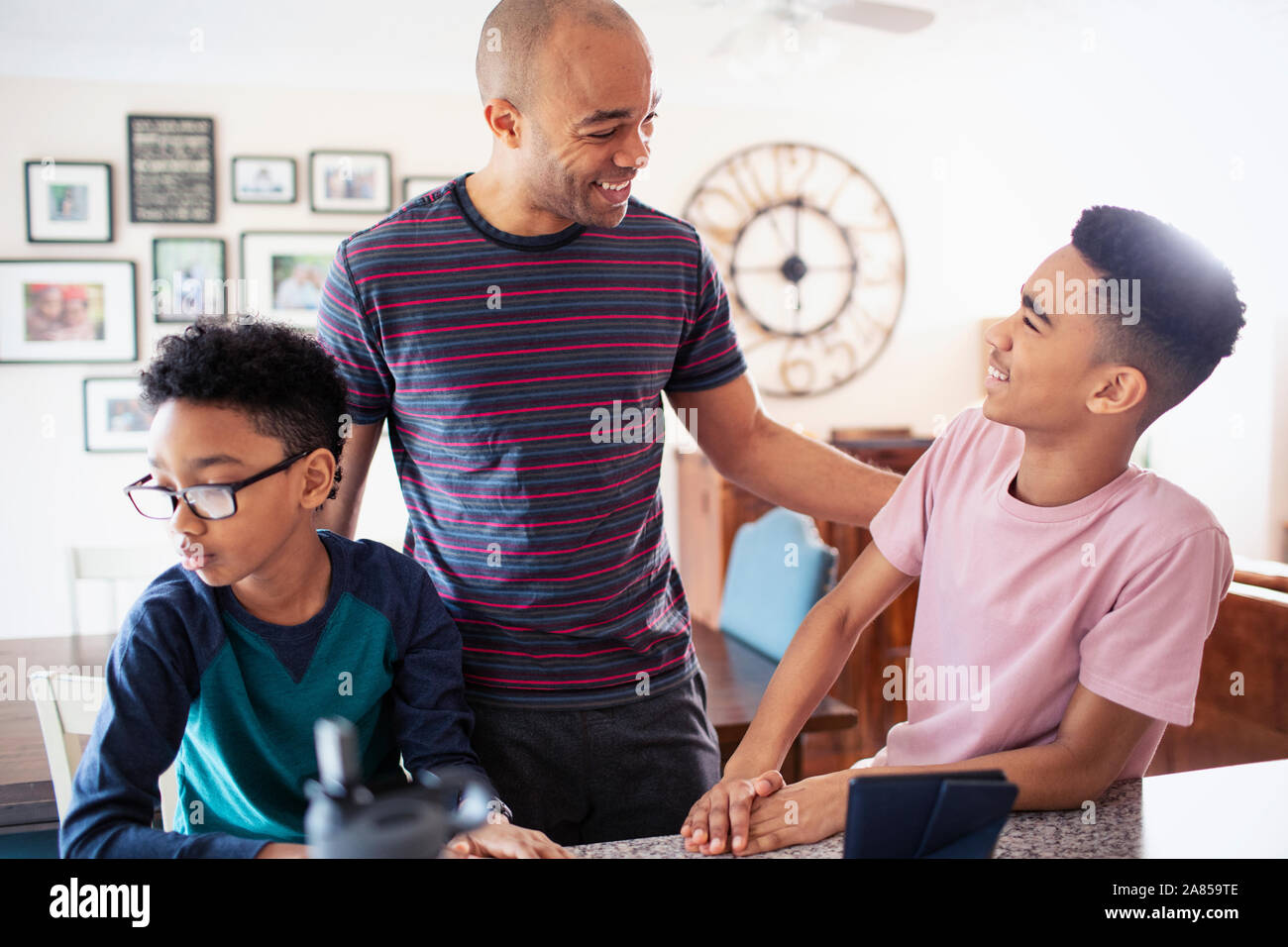 Padre e figli a parlare Foto Stock