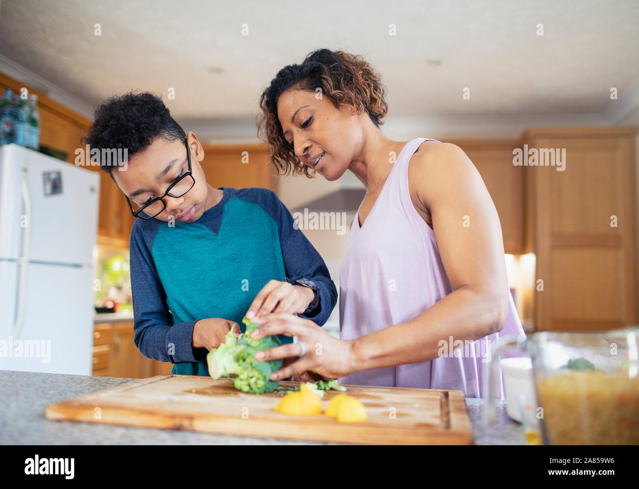 Madre e figlio per la cottura in cucina Foto Stock