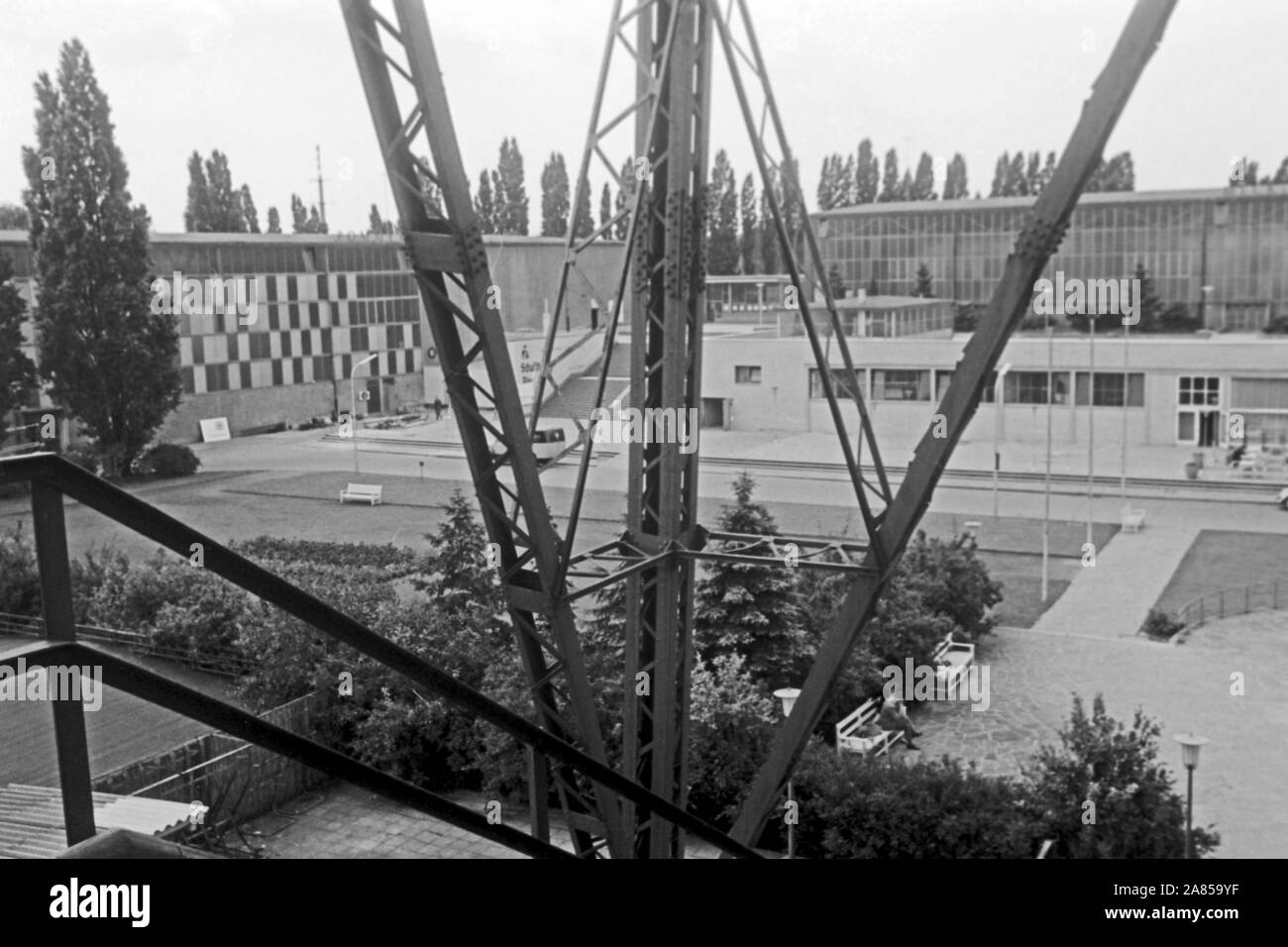 Am Fuße vom Funkturm Berlino, Deutschland 1961. In corrispondenza del suolo di Berlino torre della Radio, Germania 1961. Foto Stock