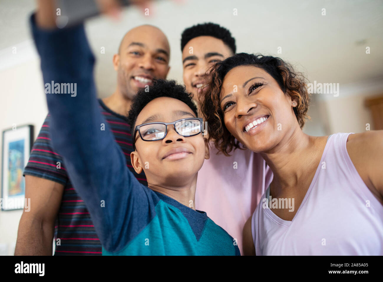 La famiglia felice tenendo selfie Foto Stock