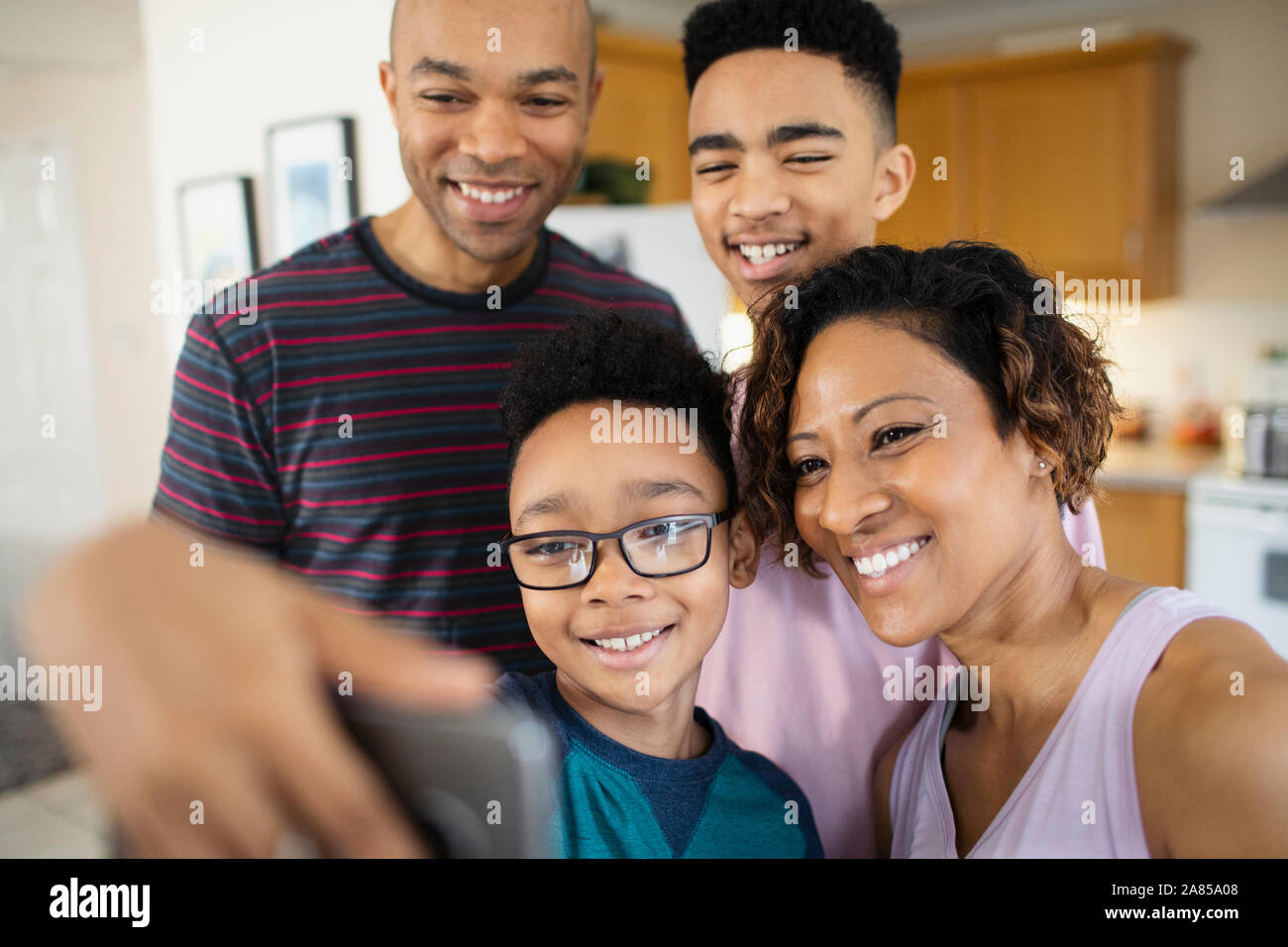 La famiglia felice tenendo selfie Foto Stock