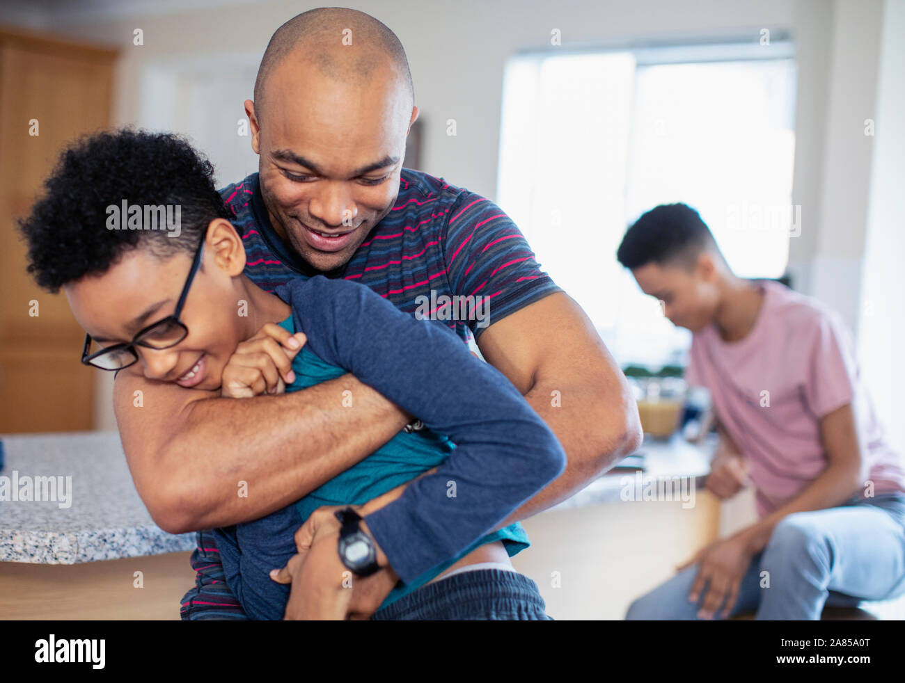 Giocoso padre e figlio Foto Stock
