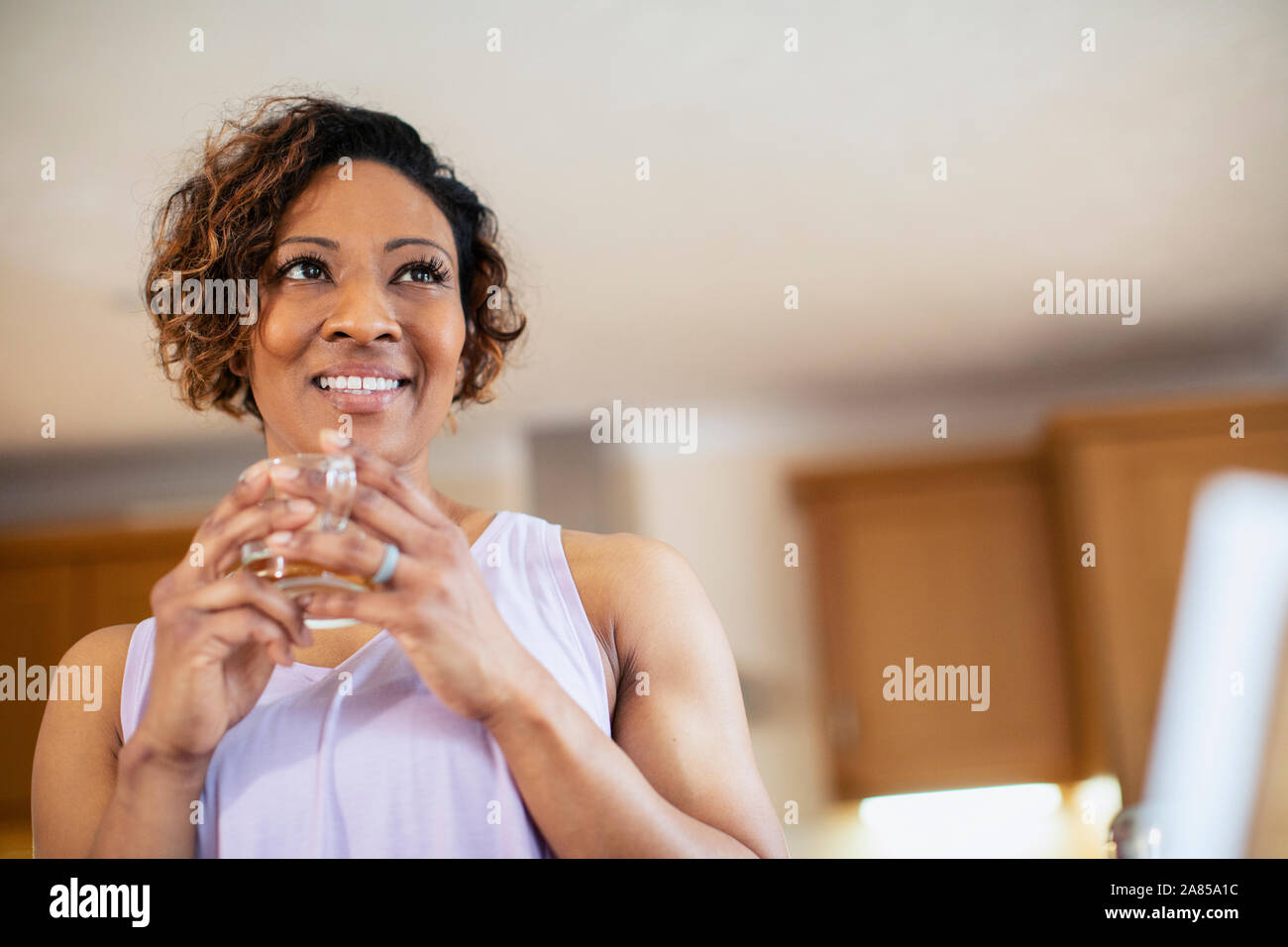 Donna sorridente bere il tè Foto Stock