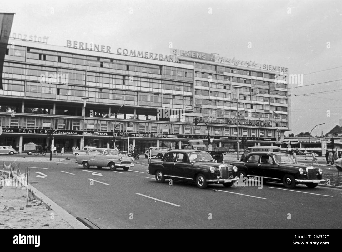 Vor Straßenverkehr Geschäftshäusern in der Budapester Straße in Berlin, Deutschland 1961. Trafgic davanti di edifici aziendali a Budapester Strasse a Berlino, Germania 1961. Foto Stock