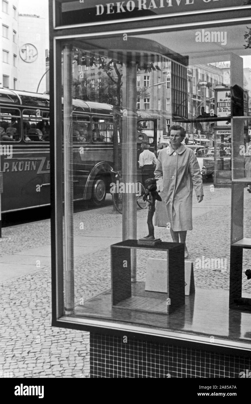 Schaukasten auf dem Kurfürstendamm di Berlino Charlottenburg, Deutschland 1961. Display in vetro in Kurfuerstendamm avenue a Berlino Charlottenburg, Germania 1961. Foto Stock