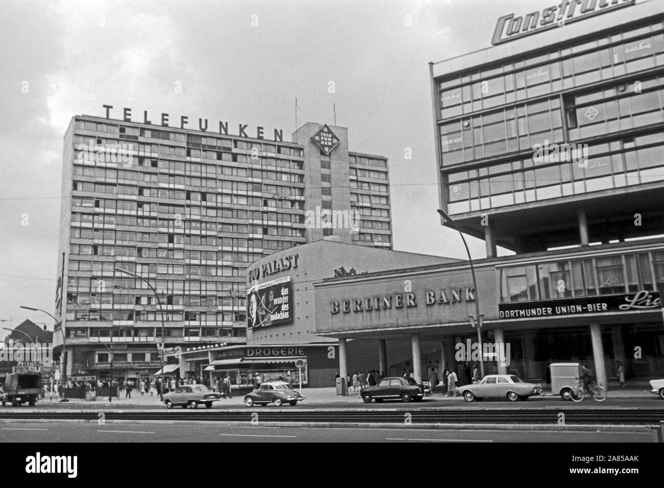 Vor Straßenverkehr Geschäftshäusern in der Budapester Straße in Berlin, Deutschland 1961. Trafgic davanti di edifici aziendali a Budapester Strasse a Berlino, Germania 1961. Foto Stock