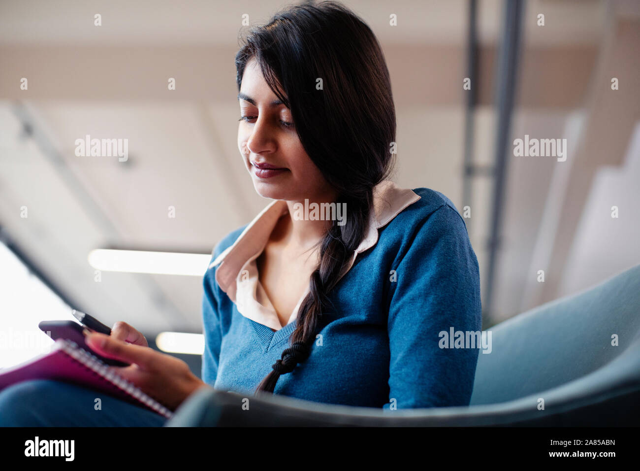 Imprenditrice utilizzando smart phone Foto Stock