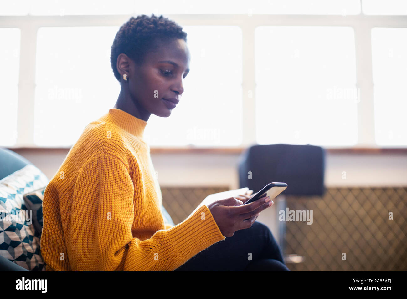 Imprenditrice utilizzando smart phone in office Foto Stock