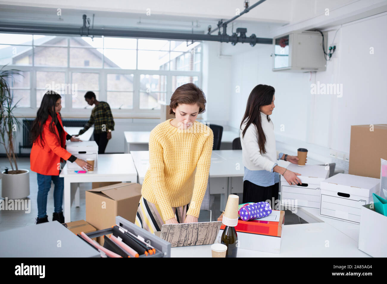 Imprenditrici disimballaggio e lavorare nel nuovo ufficio Foto Stock