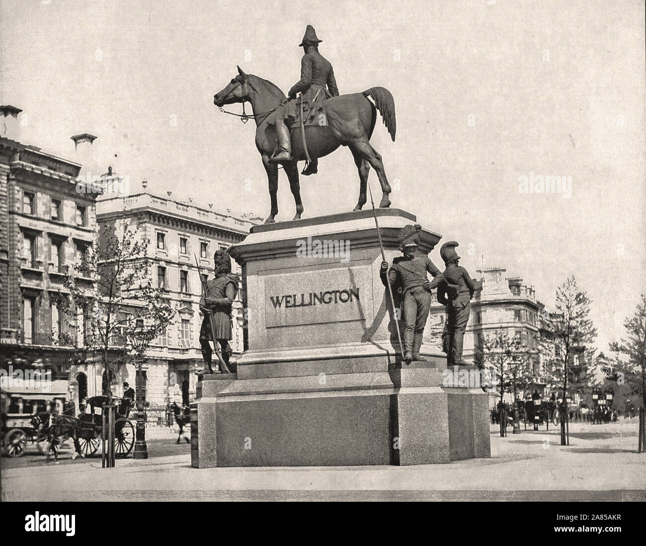 Da "L'Album descrittivo di Londra' da George H Birch 1896 - Estrarre testo : ' la statua del duca di Wellington, a Hyde Park Corner, opposta Apsley House, fu eretta da Boehm, e svelato dal Principe di Galles è un life-size equestriarr• statua in bronzo, e viene considerato uno dei Boehm le migliori opere. Il piedistallo è di colore rosso• granito ed in corrispondenza degli angoli sono di Dragoon, un Fusilier gallese, un Highlander, e un granatiere. Tutti questi sono anche da Boehm. Esso sostituisce l'arco ora rimosso all'ingresso il colossale figura di Wellington ora rimosso ad Aldershot. ' Foto Stock