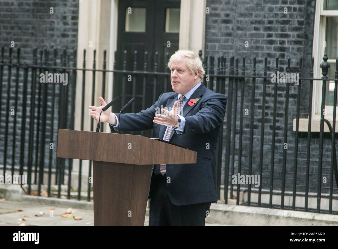 Westminster London, Regno Unito. 6 novembre 2019. Il primo ministro Boris Johnson fa una dichiarazione ai media al di fuori 10 di Downing Street per il lancio ufficiale della campagna elettorale a seguito di un udienza con Sua Maestà la Regina Elisabetta a Buckingham Palace e promettono di offrire Brexit e a porre fine alla paralisi in parlamento . amer ghazzal /Alamy live News Foto Stock