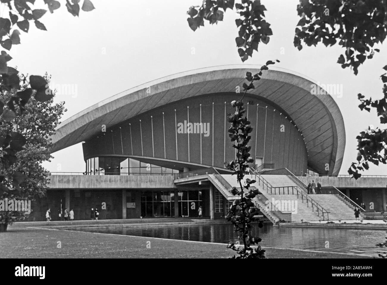 Die Kongresshalle an der John Foster Dulles Allee im Ortsteil Tiergarten di Berlino, Deutschland 1961. Congresso e la sala eventi in zona Tiergarten di Berlino in Germania 1961. Foto Stock