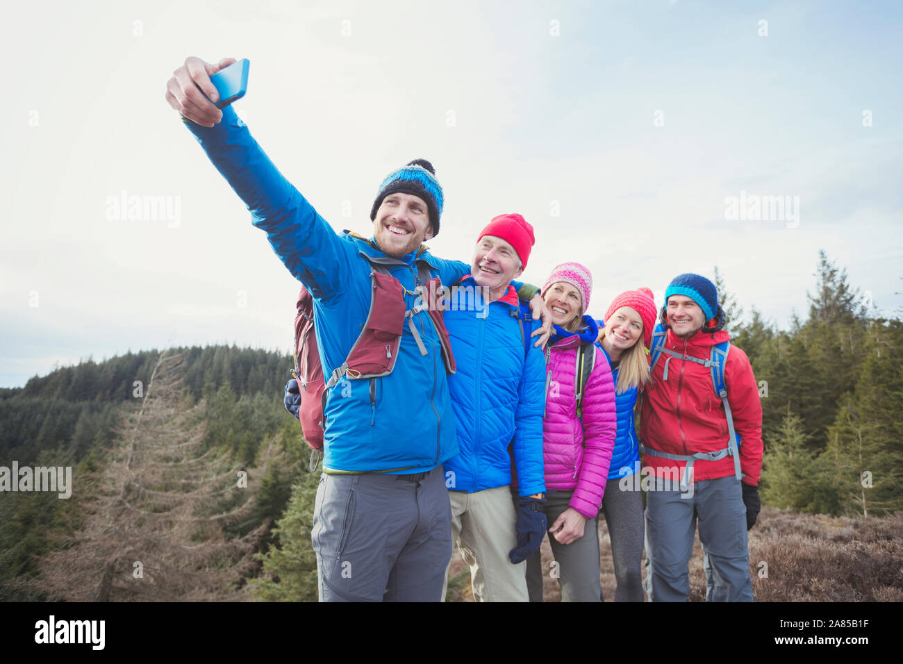 La famiglia felice escursionismo, tenendo selfie nei boschi Foto Stock