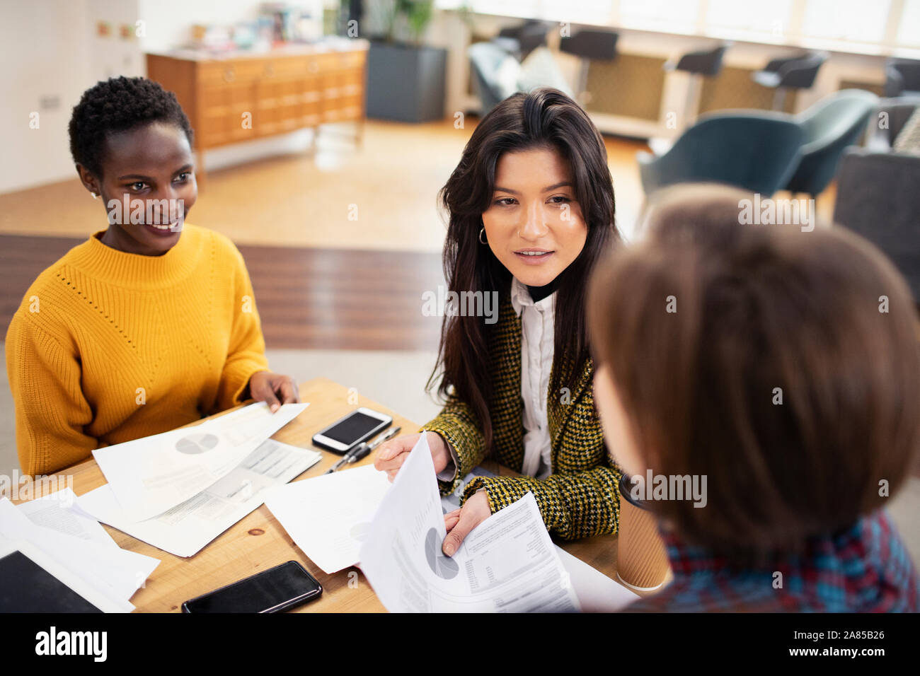 Imprenditrici discutendo la documentazione in riunione Foto Stock